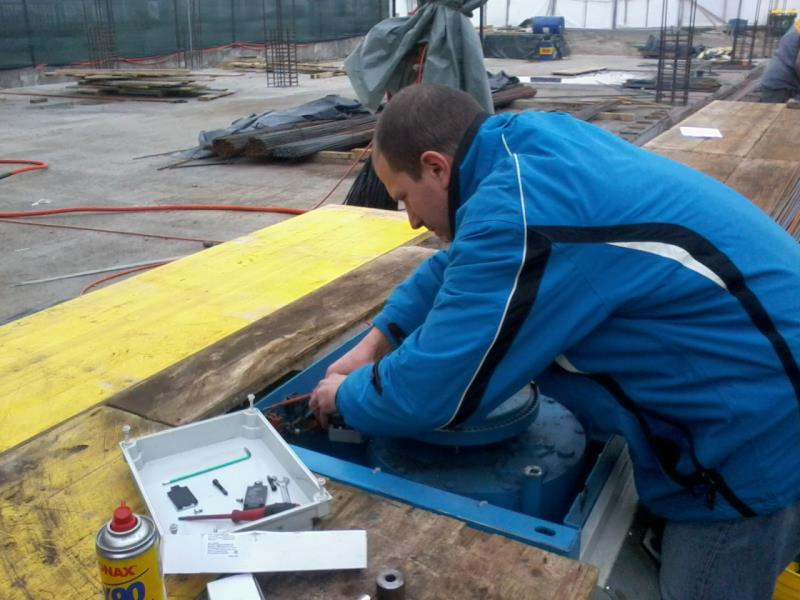 Servisna intervencija na terenu - stroj za obradu građevinske